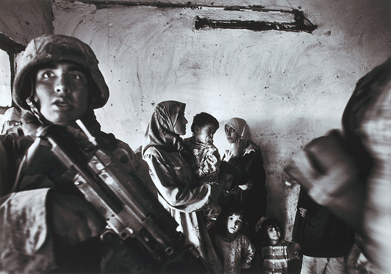 Anja Niedringhaus | Amerikanische Marineinfanteristen führen eine Razzia im Haus eines irakischen Abgeordneten im Stadtteil Abu Ghraib durch; Bagdad, Irak, November 2004 Kunstpalast, Düsseldorf, © picture alliance/AP Images67